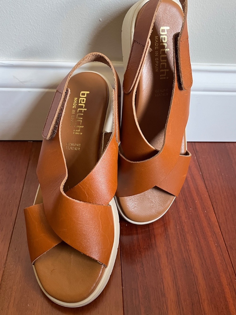 NWT Bertuchi Leather Slingback Criss-Cross Sandals - Size 7.5